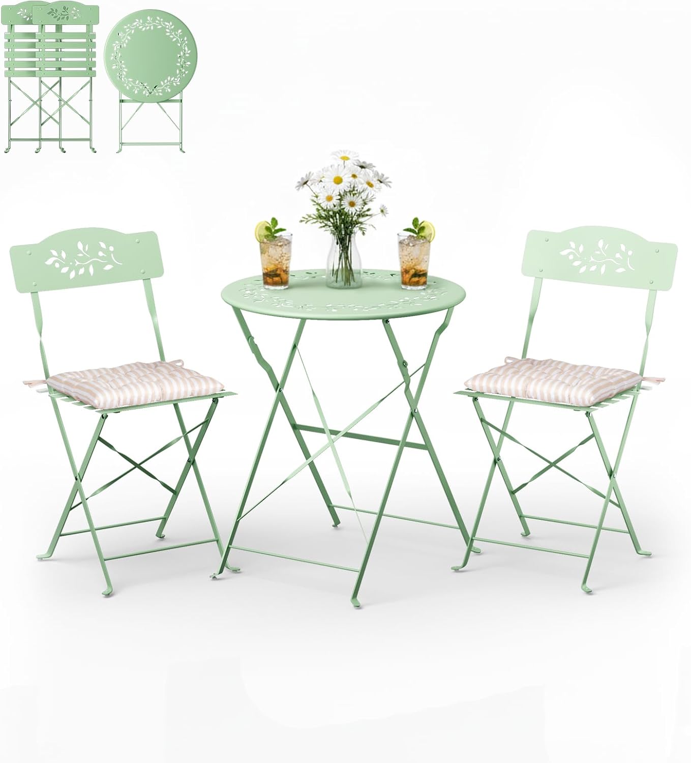 Set bistrot pieghevole da balcone con due sedie e tavolo traforato con cuscini verde chiaro